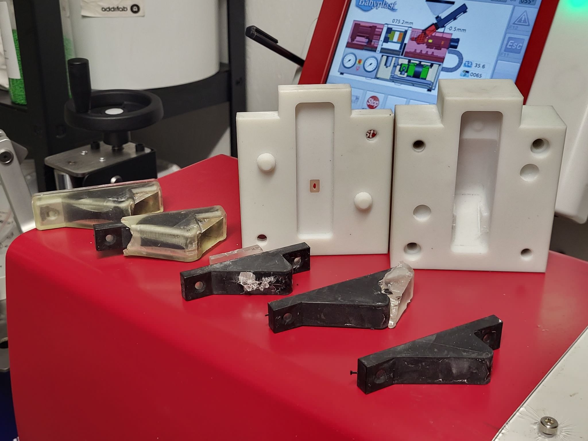 3D-printet form med kaviteter og fem færdigstøbte dele i kulfiberfyldt PA
